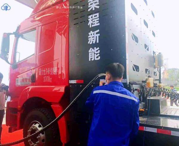 看，氢气重卡来了！天津货运零排放示范助力“双碳”.jpg