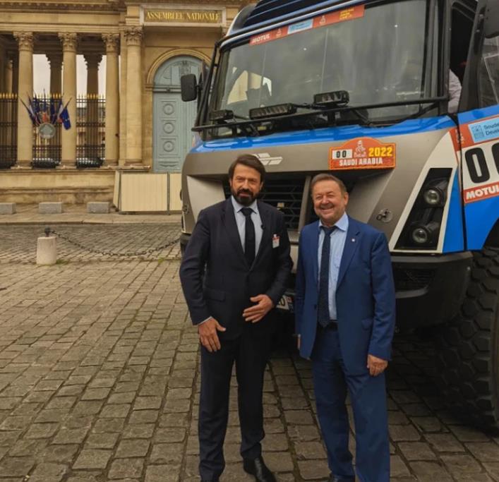 Christophe Gaussin (左) 在国会议会厅前 与法国国会议员Michel Delpon (右)展示“H2 Racing Truck”卡车.jpg